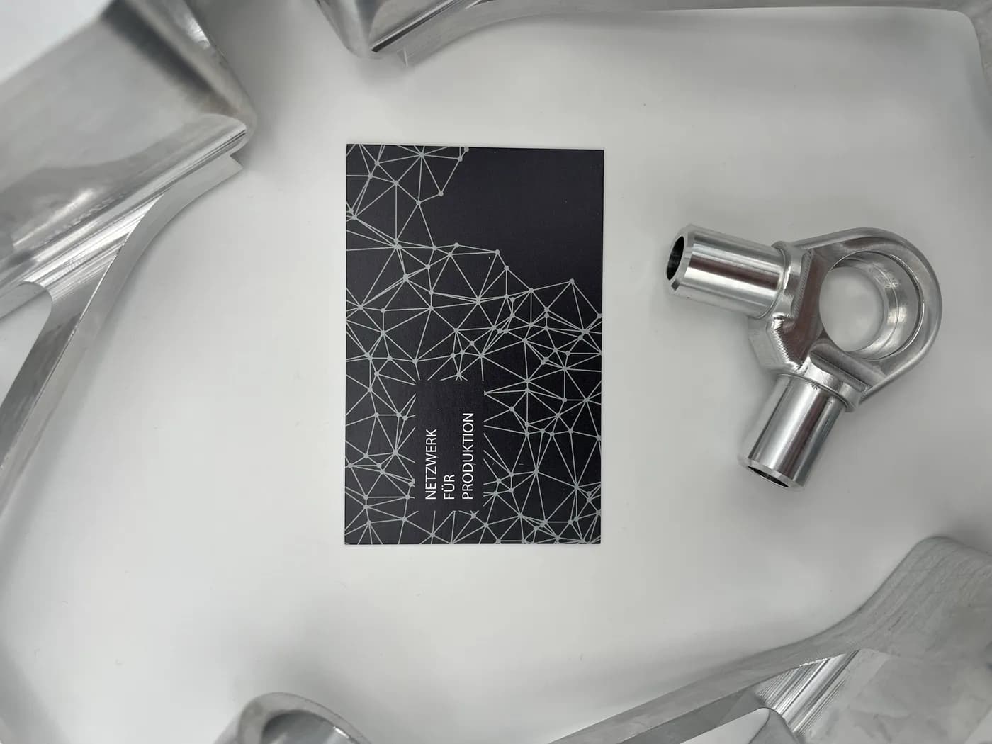 Gefrästes Aluminium-Rohrfitting mit dem Briefbogen der PROCITO GmbH