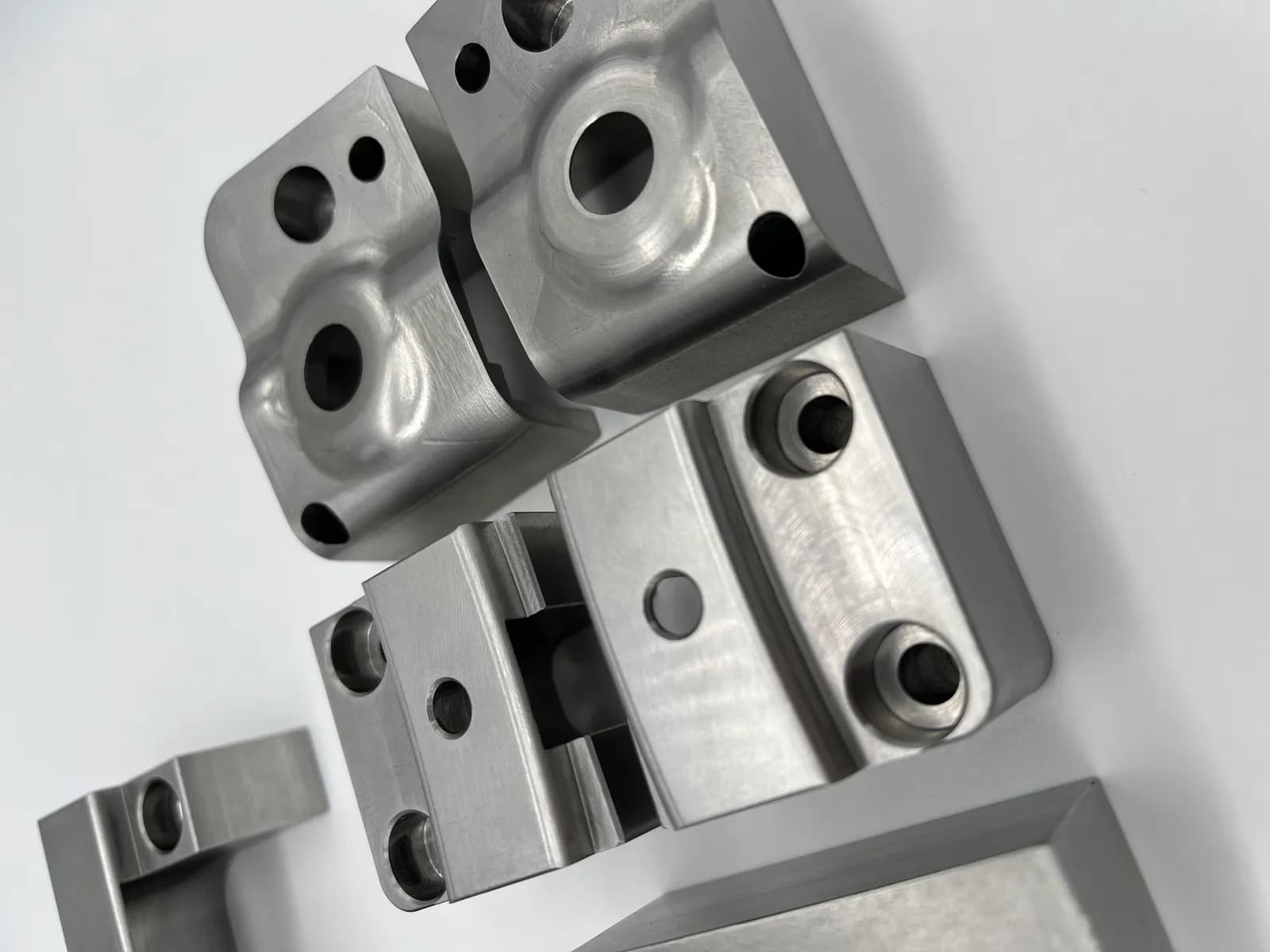 Präzise gefräste Stahl-Werkstücke mit komplexen Geometrien aus der Zerspanung